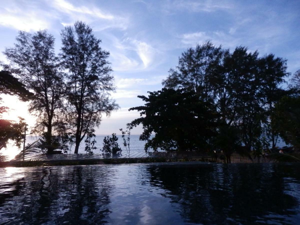 By The Sea- Pool And Sea View Apartment